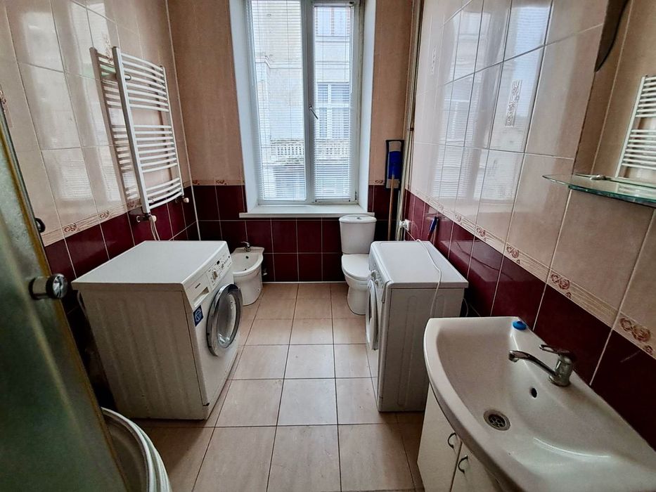 Продається 2-кімнатна квартира в самому центрі міста. Чортків