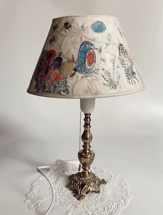 Настільна лампа зі Швеції з латунною основою, прикрашеною орнаментом.