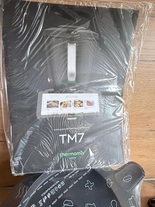 Bimby TM7 Vorwerk preta, nova na embalagem original, com garantia.