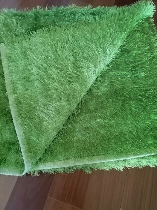Tapete verde em algodão