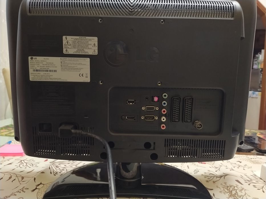 Televisão monitor PC 19 in computador casa quarto apartamento.