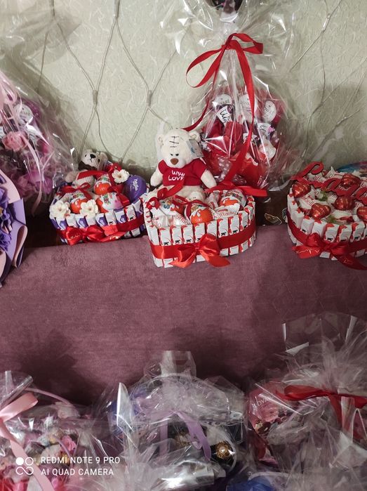 Подарунки, солодкі подарунки.
