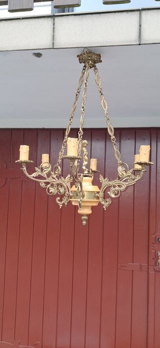 Żyrandol mosiężny z figurką