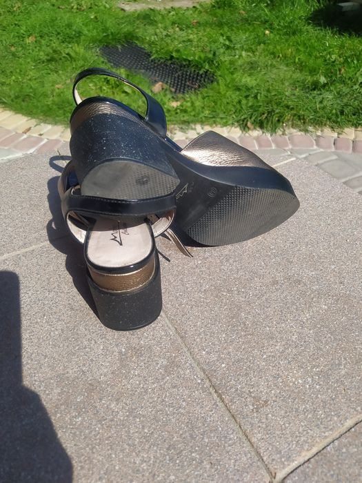 Босоніжки шкіряні