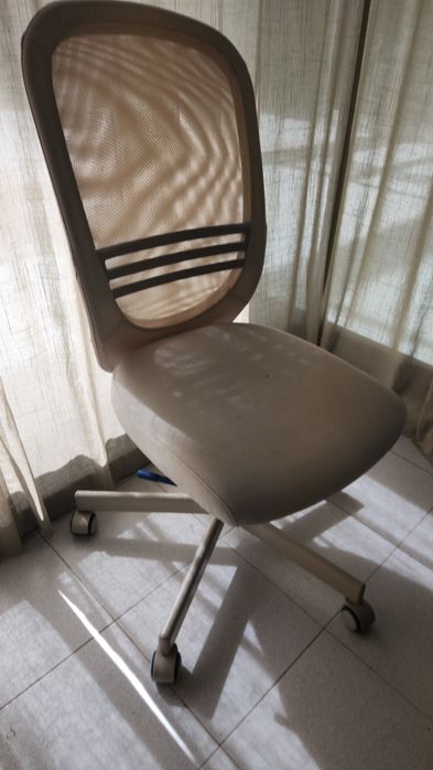 Mesa e cadeira com rodinhas