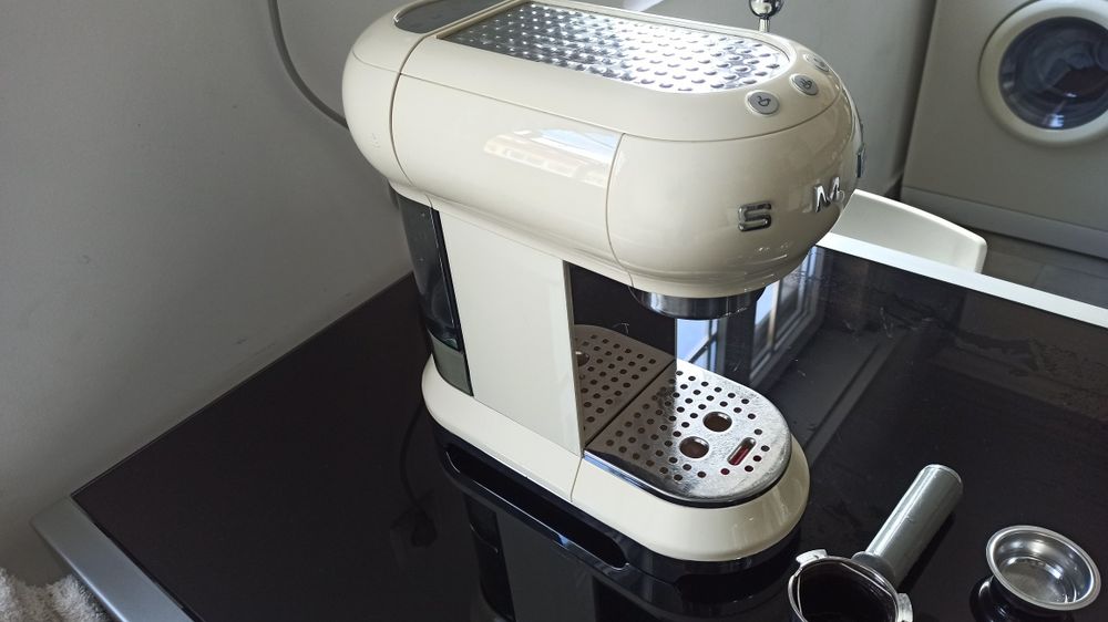 Máquina Café Smeg bege manipulo