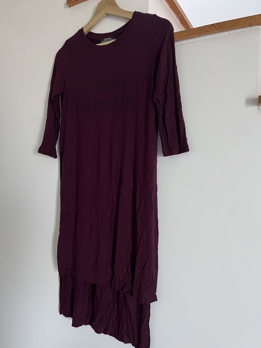 Camisola bordô aberta de lado