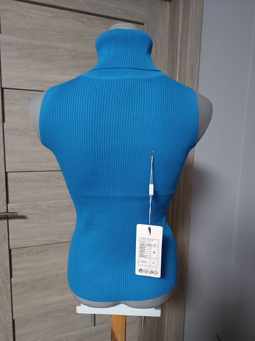 Bezrękawnik dzianinowym z golfem