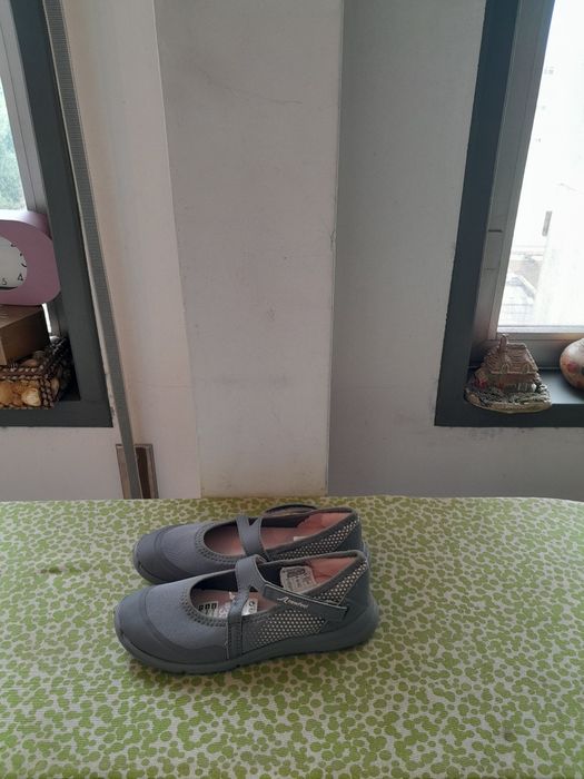 Vendo Sabrinas de Criança DECATHLON muito bonitas novas