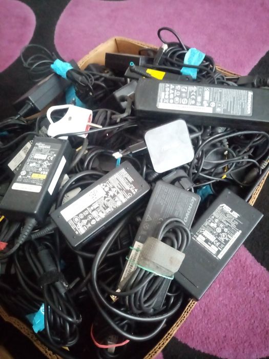 Ładowarki, zasilaczy do laptopów.
