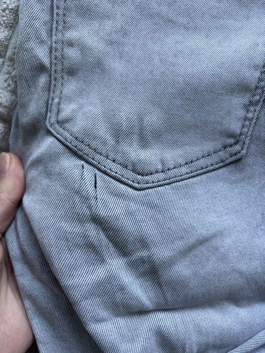 Jasne szare spodnie jeansowe damskie