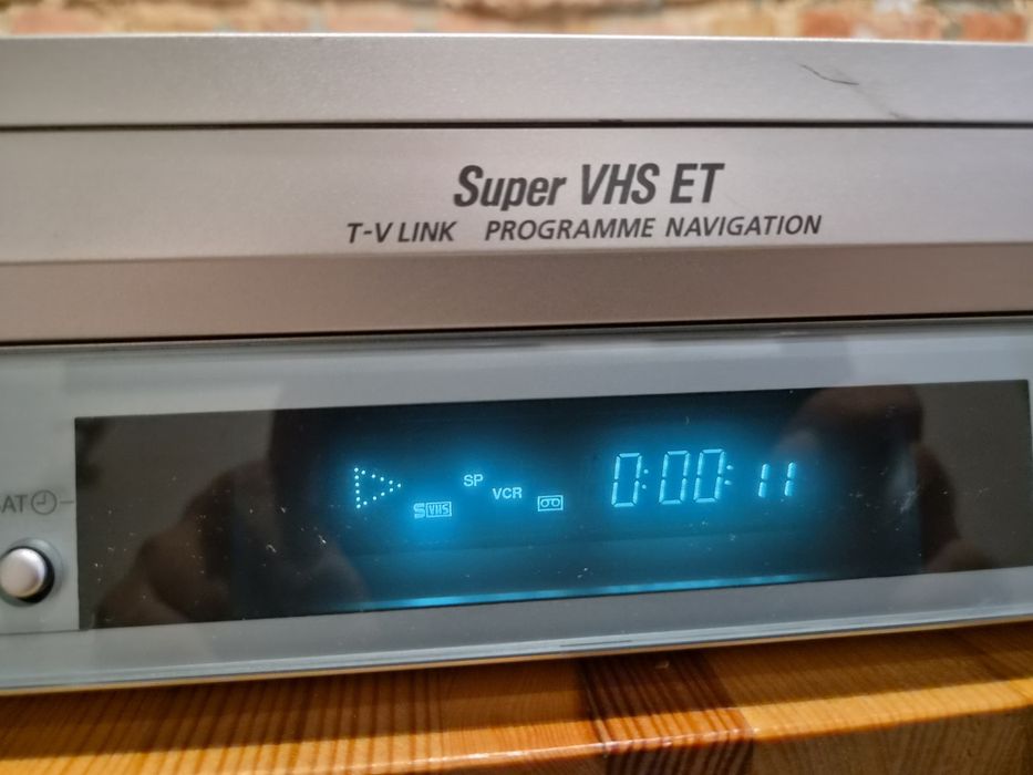 S-VHS et JVC HR-S6851
