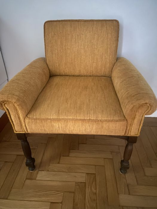 Cadeirão amarelo mostarda