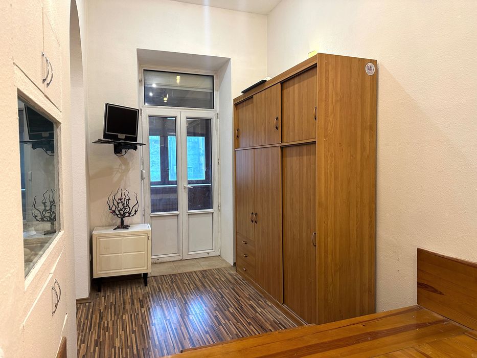 ЗАВЖИ Є СВІТЛО! Центр міста. Оренда 1-к. квартири 34 м2 - Десятинна 13