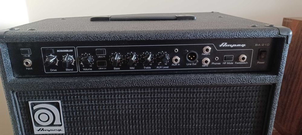 Amplificador de baixo Ampeg BA-210v2 2x10" 450-watt