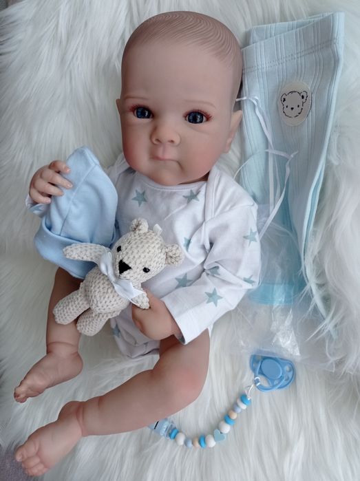 Cała winylowa lalka w typie reborn chłopiec