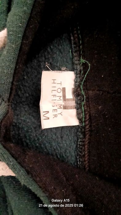 Roupa de marca em bom estado