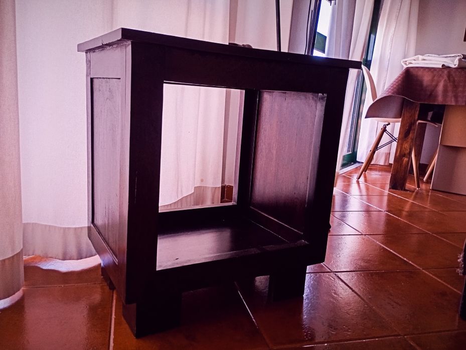 Móvel de apoio em madeira maciça castanha