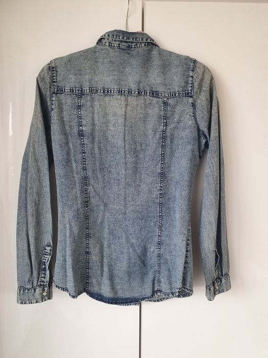 Jeansowa koszula Reserved  z ozdobnymi perłowymi guziczkami.