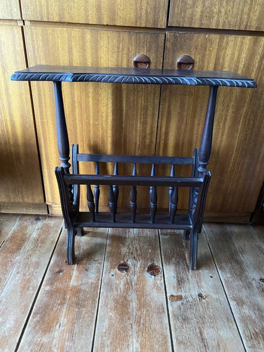 Mesa de apoio em Madeira com suporte para revistas