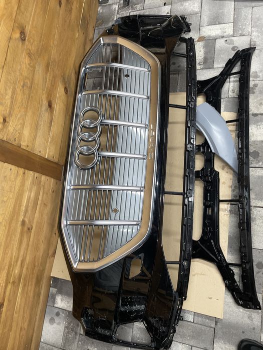 Решітка бампера нижня веутрішня Audi etron 4 ke
