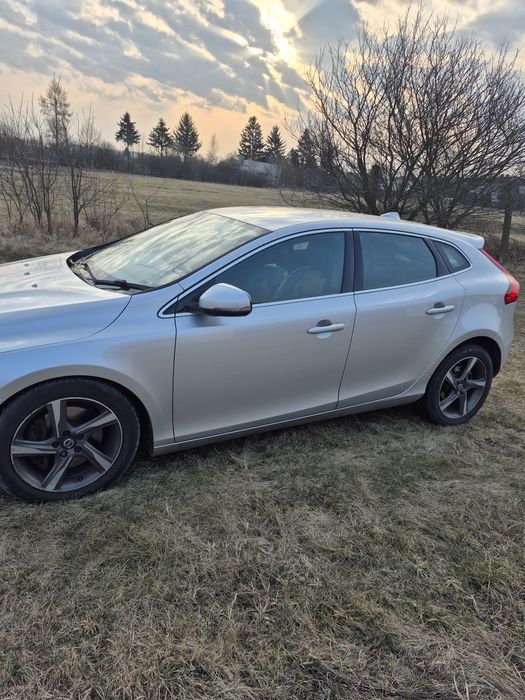 Volvo v40 2,0 d 190 km lift  R-design  anglik