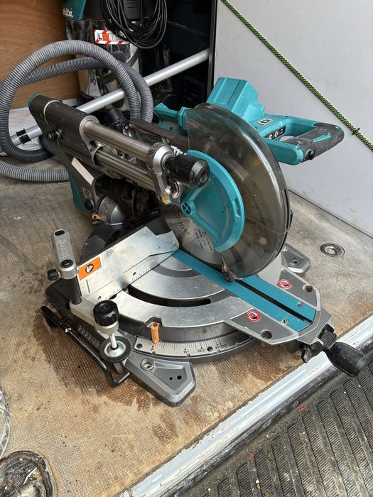 Serra de esquadria sem fio makita de 40v 260m impecavel com 2 baterias