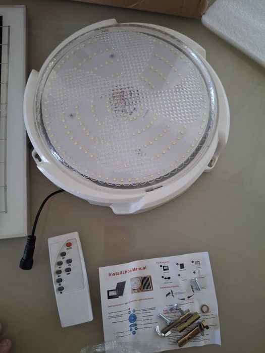 Płaska lampa solarna nowa.
