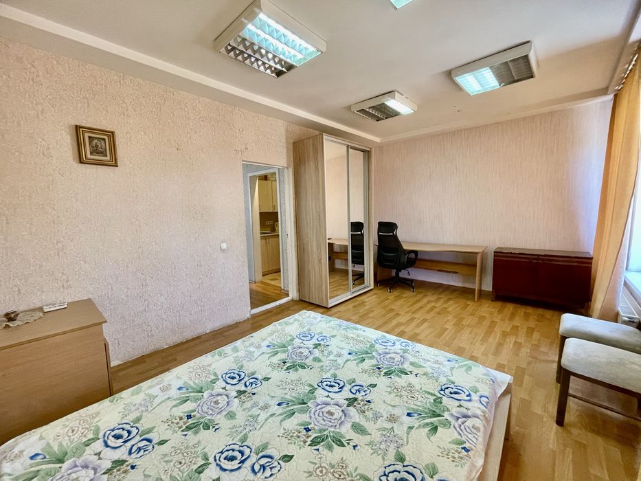 Продам двокімнатну квартиру в Центрі! Терміново!