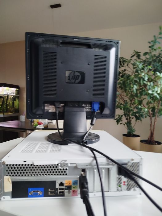 Komputer stacjonarny Dell z monitorem