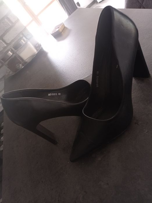 Czółenka czarna na słupku