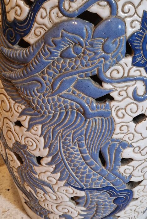 Oryginalny PUF ceramiczny orientalny wzorem smoków niebiesko biały