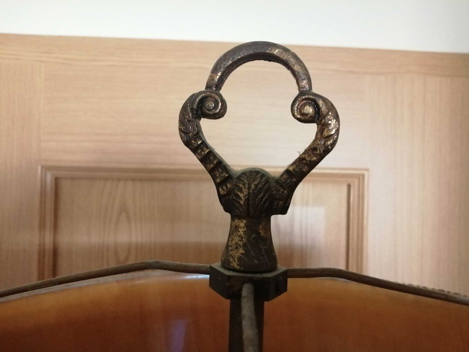 Candeeiro de pé em bronze antigo