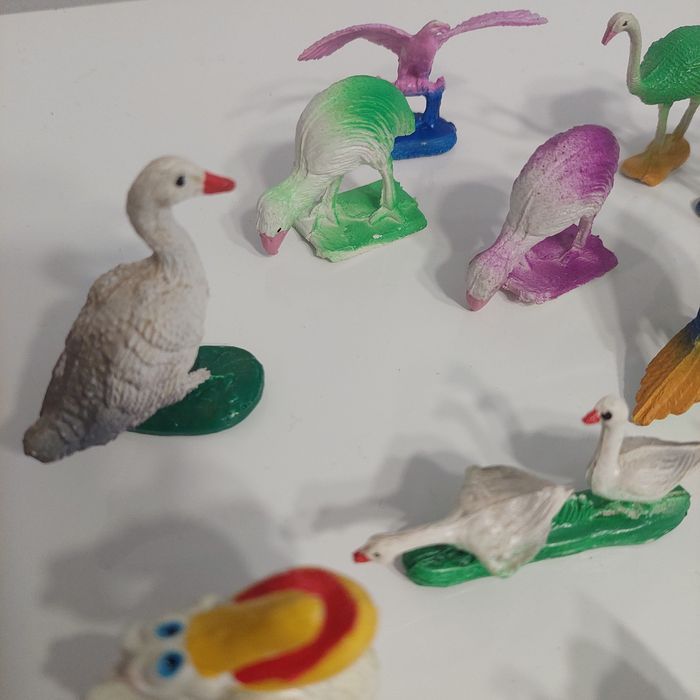 Figurki egzotyczne ptaki.