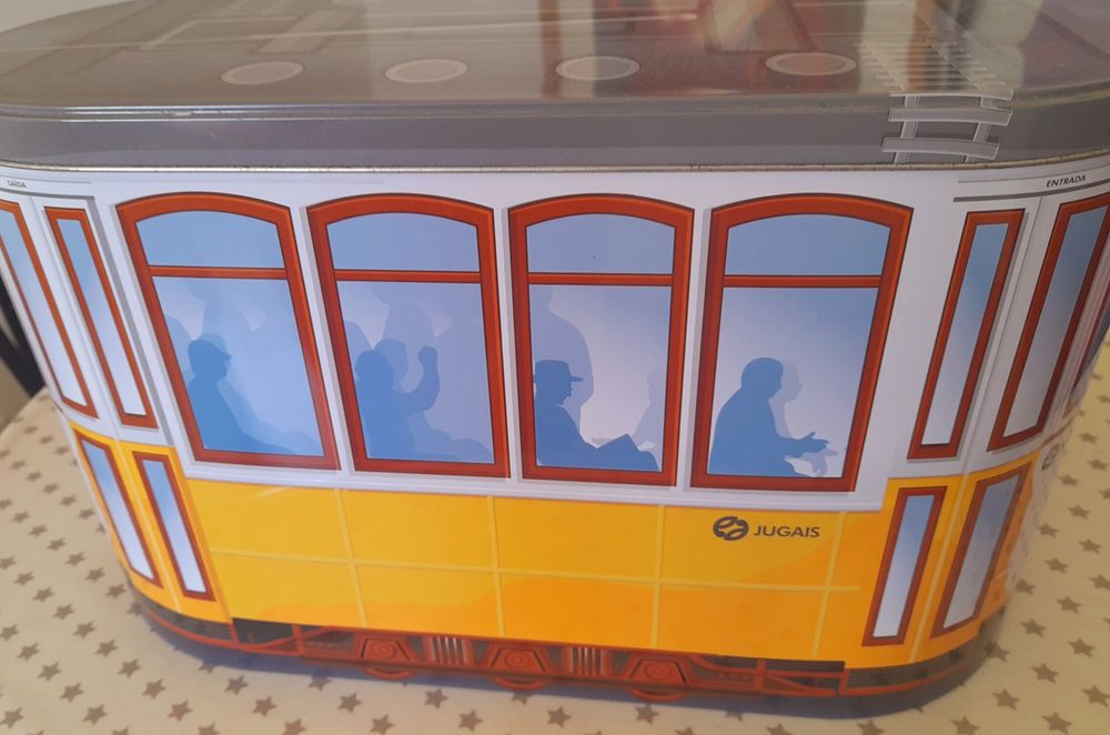 Caixa em forma de eléctrico 28