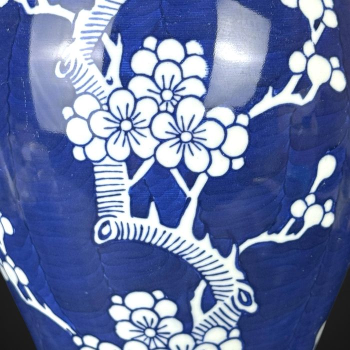 Chiński wazon kwiat wiśni prunus kobalt z podstawką Jingdezhen B4/6195