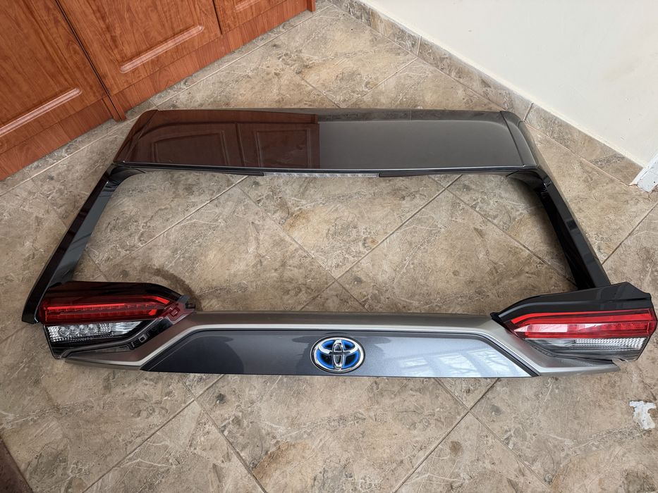 Спойлер, значок і фонарі тойота рав 4 2022року