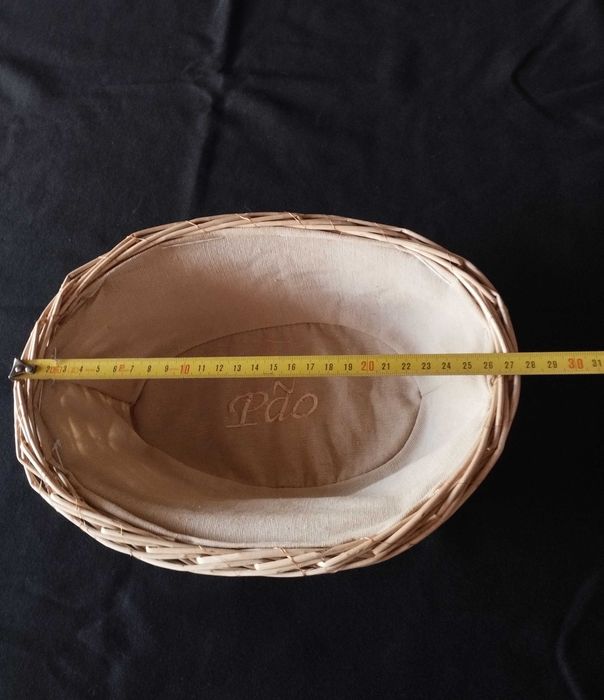 Conjunto de dois cestos em vime com um design artesanal e rústico
