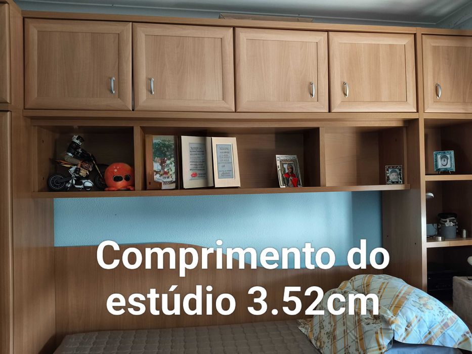 Estúdio completo, ideal para quem procura conforto, praticidade e excelente aproveitamento de espaço. Colchão em excelente estado, Cama com rodas.