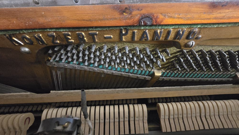 Antyczne pianino firmy LAUBERGER & GLOSS