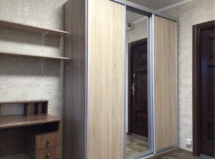 Здам 1-кімнатну квартиру біля метро (комунальна).