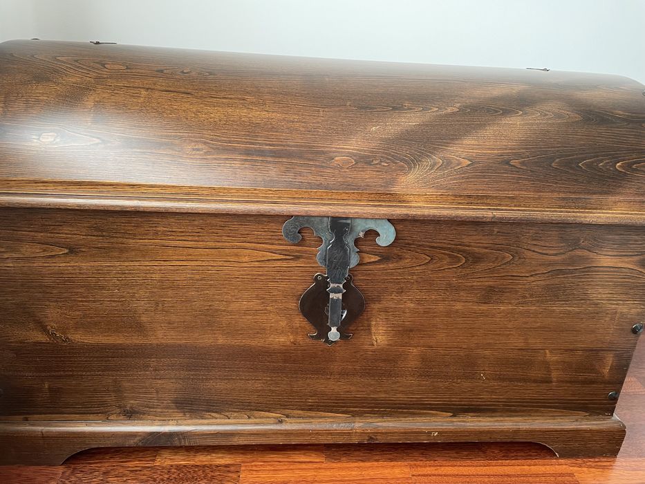 Arca de madeira maciça