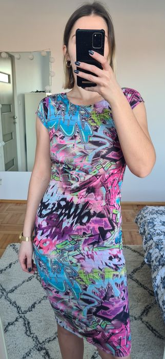 Dopasowana kolorowa sukienka midi sportowa tuba graffiti 36/S