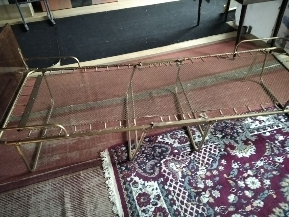 Розкладне ліжко з дерев'яною спинкою