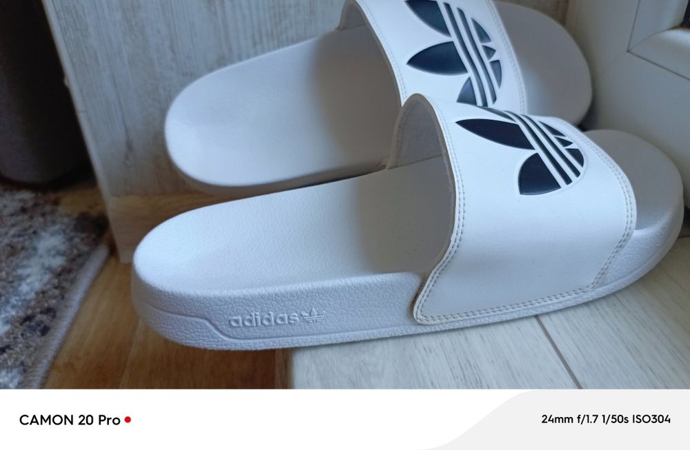 Шльопанці Adidas.