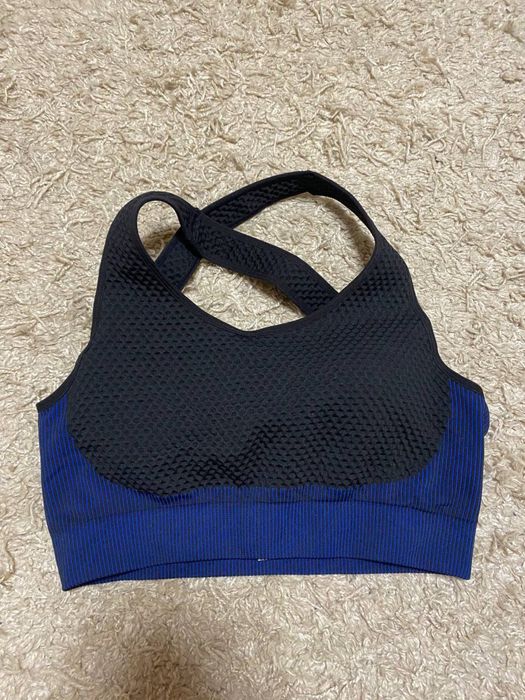 Спортивний топ з чашками