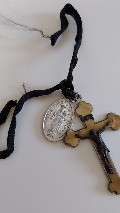 Lindíssimo crucifixo muito antigo e medalha