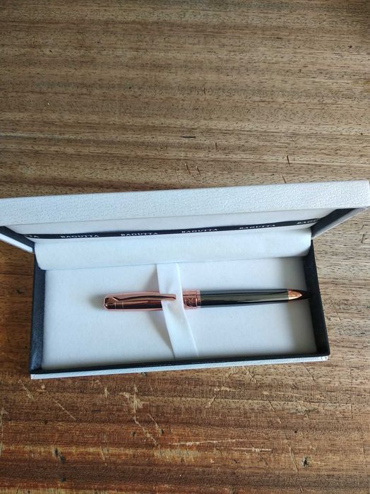 Caneta Baguita Em caixa.