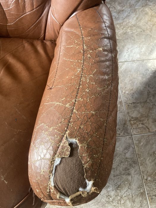 Sofá individual em pele castanho