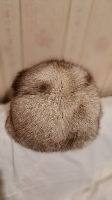 Шапка и воротник из меха песца.